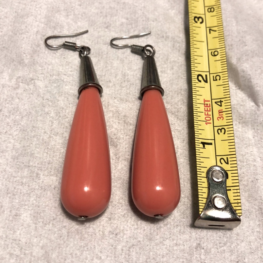 Coral 70s-inspired H&M dangle earrings